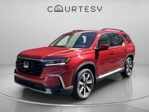 Certified 2025 Honda Pilot Touring image 1