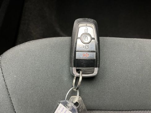 Used 2019 Ford Fusion SE FWD image 26