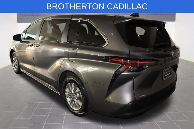 Used 2024 Toyota Sienna LE AWD/4WD image 3
