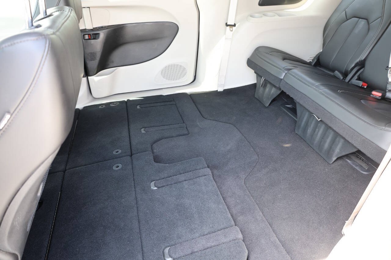 Used 2023 Chrysler Pacifica Touring-L FWD image 19