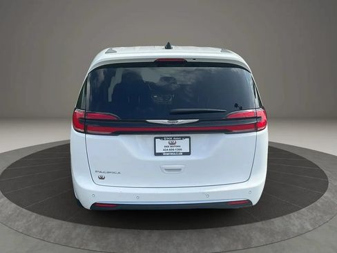 Used 2024 Chrysler Pacifica Touring-L FWD image 4