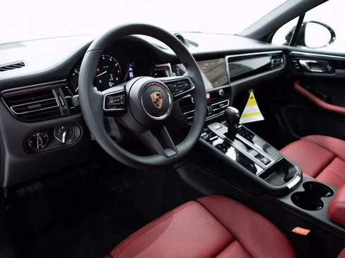 Certified 2025 Porsche Macan image 4