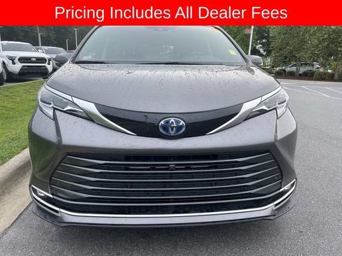 Used 2023 Toyota Sienna Platinum AWD/4WD image 13