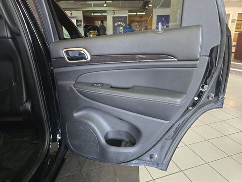 Used 2017 Jeep Grand Cherokee Overland image 16