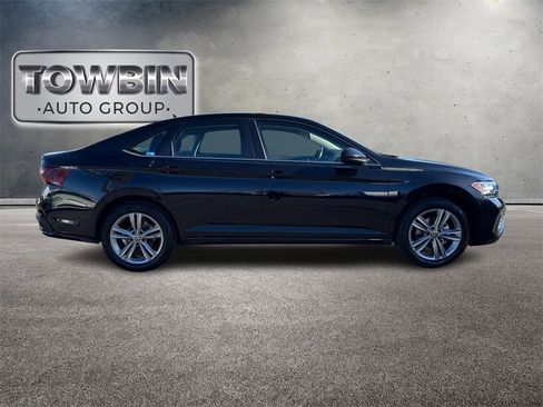 Used 2024 Volkswagen Jetta SE image 3