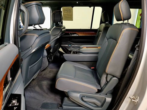 Used 2022 Jeep Grand Wagoneer Series II w/ Convenience Group III AWD/4WD image 12