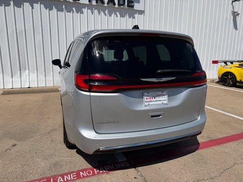 Used 2024 Chrysler Pacifica Touring-L FWD image 5