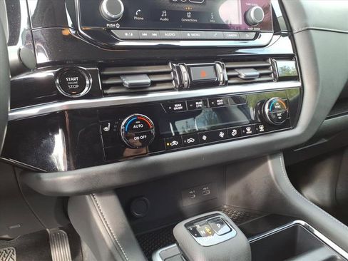 Used 2025 Nissan Pathfinder SV image 17