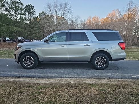 Used 2024 Ford Expedition Max XLT image 8