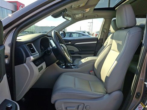 Used 2019 Toyota Highlander XLE image 14