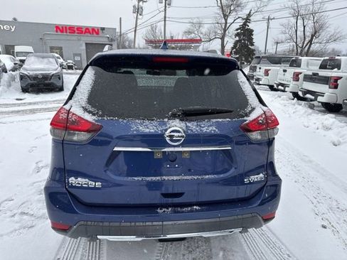 Used 2017 Nissan Rogue SV image 4
