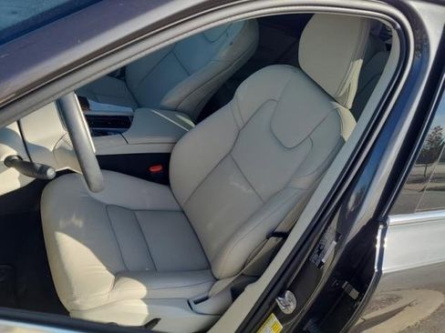 Used 2025 Volvo XC90 B5 Plus image 3