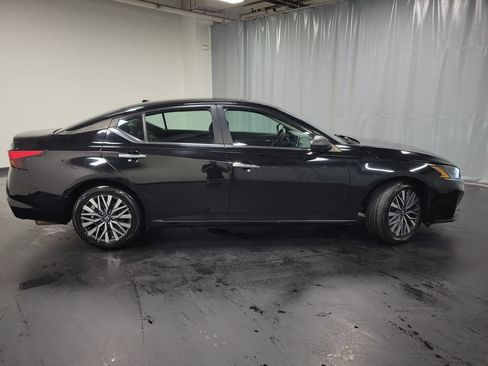 Used 2024 Nissan Altima 2.5 SV FWD image 9