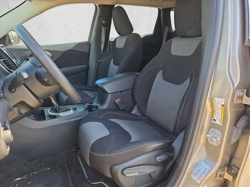 Used 2017 Jeep Cherokee Sport image 13