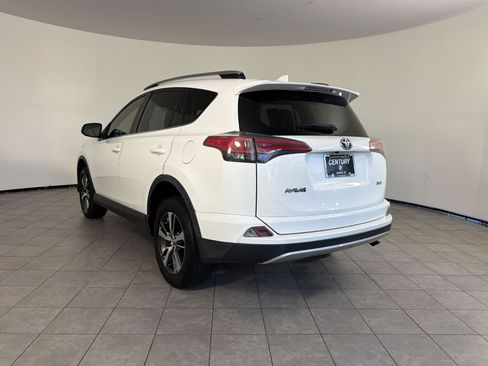 Used 2018 Toyota RAV4 XLE FWD image 3