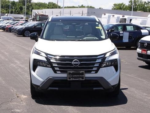 Certified 2025 Nissan Rogue SL w/ SL Premium Package AWD/4WD image 4