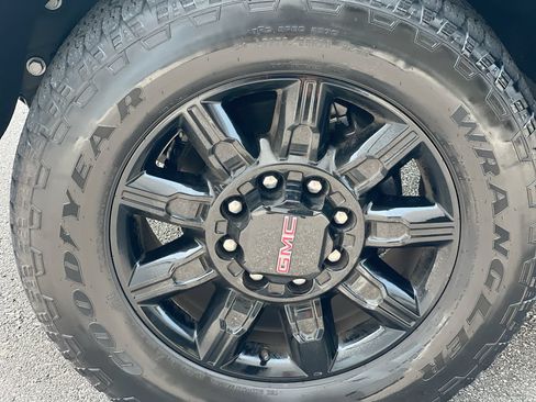 Used 2025 GMC Sierra 2500 AT4 AWD/4WD image 11