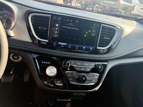 Certified 2023 Chrysler Pacifica Touring image 19