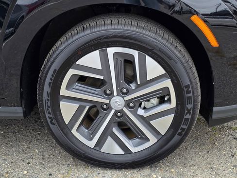 Used 2023 Hyundai Kona SE FWD image 9