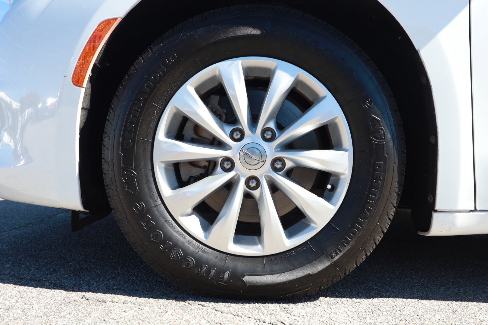 Used 2017 Chrysler Pacifica Touring w/ Tire & Wheel Group FWD image 9