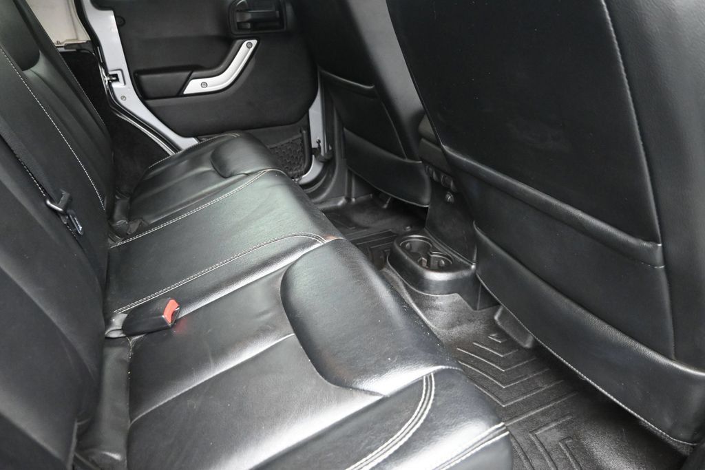 Used 2014 Jeep Wrangler Unlimited Sahara w/ Connectivity Group AWD/4WD image 10
