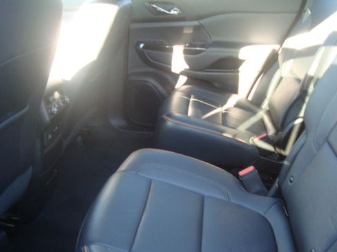 Used 2022 GMC Acadia AT4 w/ Technology Package image 15