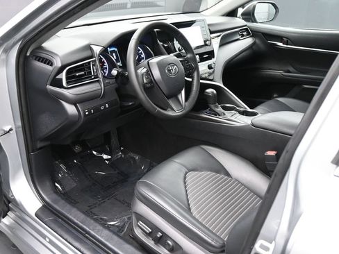 Used 2022 Toyota Camry SE w/ Convenience Package FWD image 2