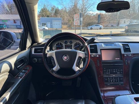 Used 2013 Cadillac Escalade Premium image 33