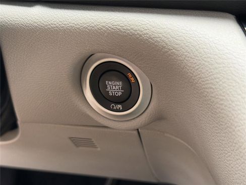 Used 2023 Chrysler Pacifica Touring-L FWD image 10