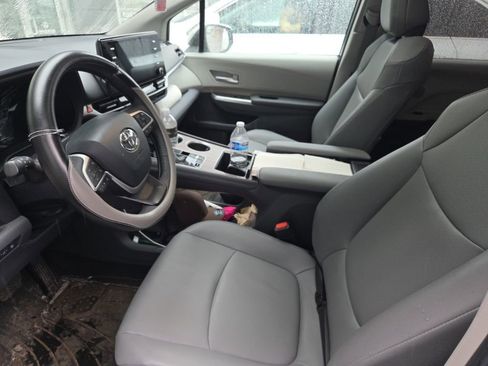 Used 2024 Toyota Sienna XLE image 4
