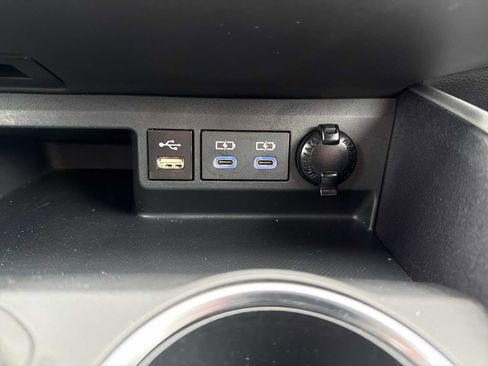 Used 2022 Toyota Highlander XLE image 29