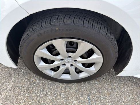 Used 2022 Toyota Corolla LE FWD image 10