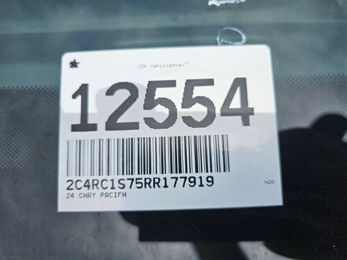 Used 2024 Chrysler Pacifica Limited FWD image 13