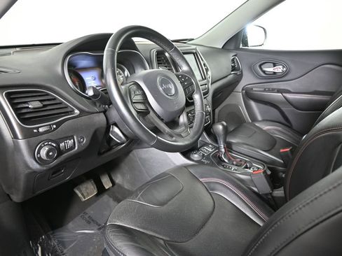Used 2019 Jeep Cherokee Trailhawk image 23