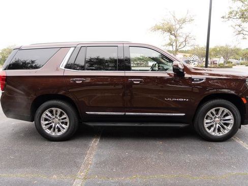 Used 2023 GMC Yukon SLT w/ SLT Luxury Package image 2