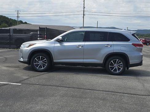Used 2019 Toyota Highlander XLE image 3
