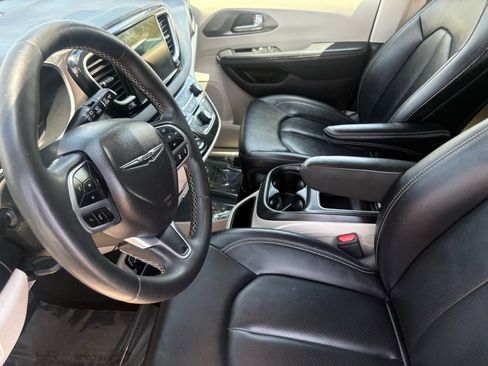 Used 2024 Chrysler Pacifica Touring-L FWD image 12