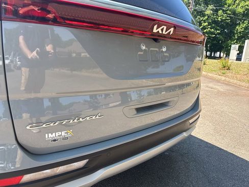 Used 2022 Kia Carnival EX FWD image 29
