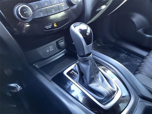 Used 2019 Nissan Rogue S image 12