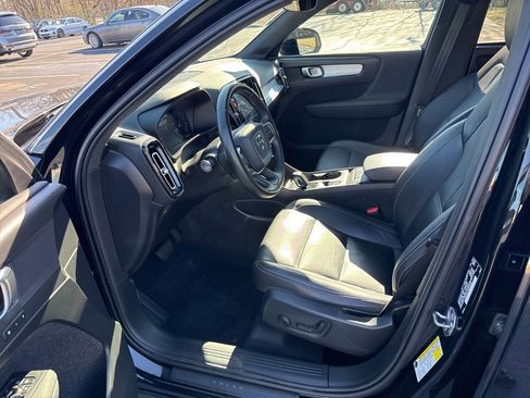 Used 2020 Volvo XC40 T5 Momentum w/ Premium Package image 11