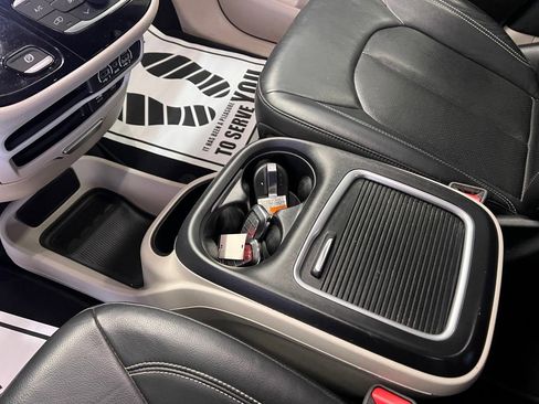 Used 2022 Chrysler Pacifica Touring-L image 30