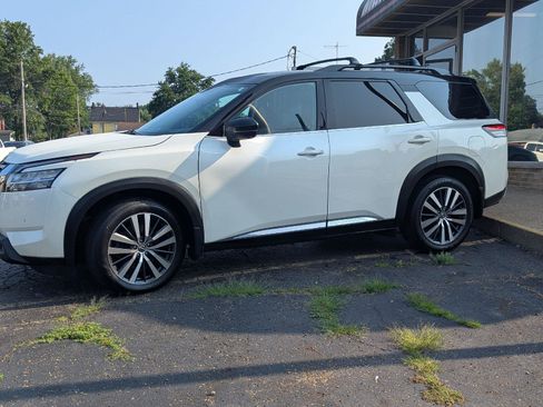 Used 2022 Nissan Pathfinder Platinum w/ Cargo Package AWD/4WD image 4