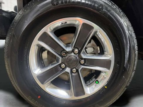 Used 2020 Jeep Wrangler Unlimited Sahara image 32