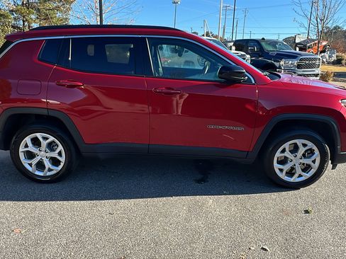 Used 2024 Jeep Compass Latitude image 7