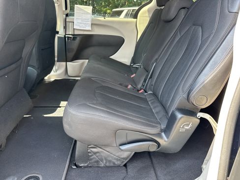 Used 2020 Chrysler Pacifica Touring image 23