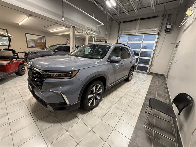 Used 2025 Honda Pilot Touring image 3