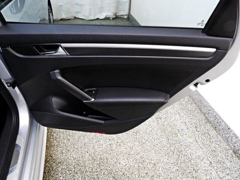 Used 2018 Volkswagen Passat 2.0T R-Line image 12