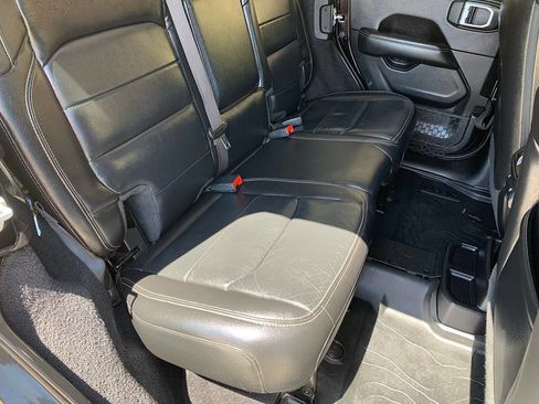 Used 2019 Jeep Wrangler Unlimited Sahara image 16