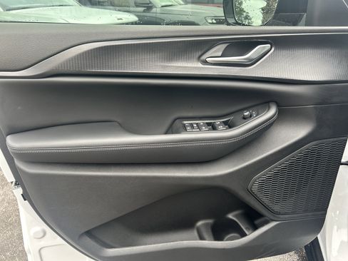 New 2025 Jeep Grand Cherokee Altitude image 12