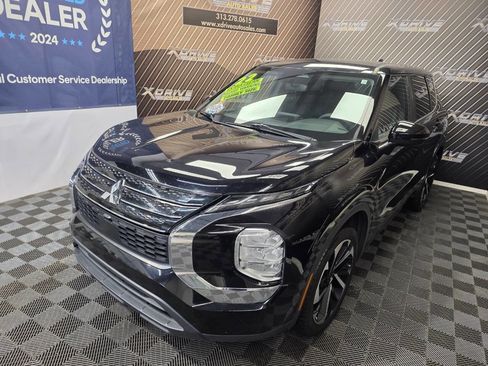 Used 2022 Mitsubishi Outlander ES image 2